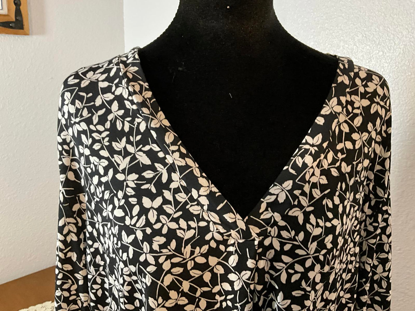 Women's XXL Black and White Leaf Print Long Sleeve V-Neck Blouse