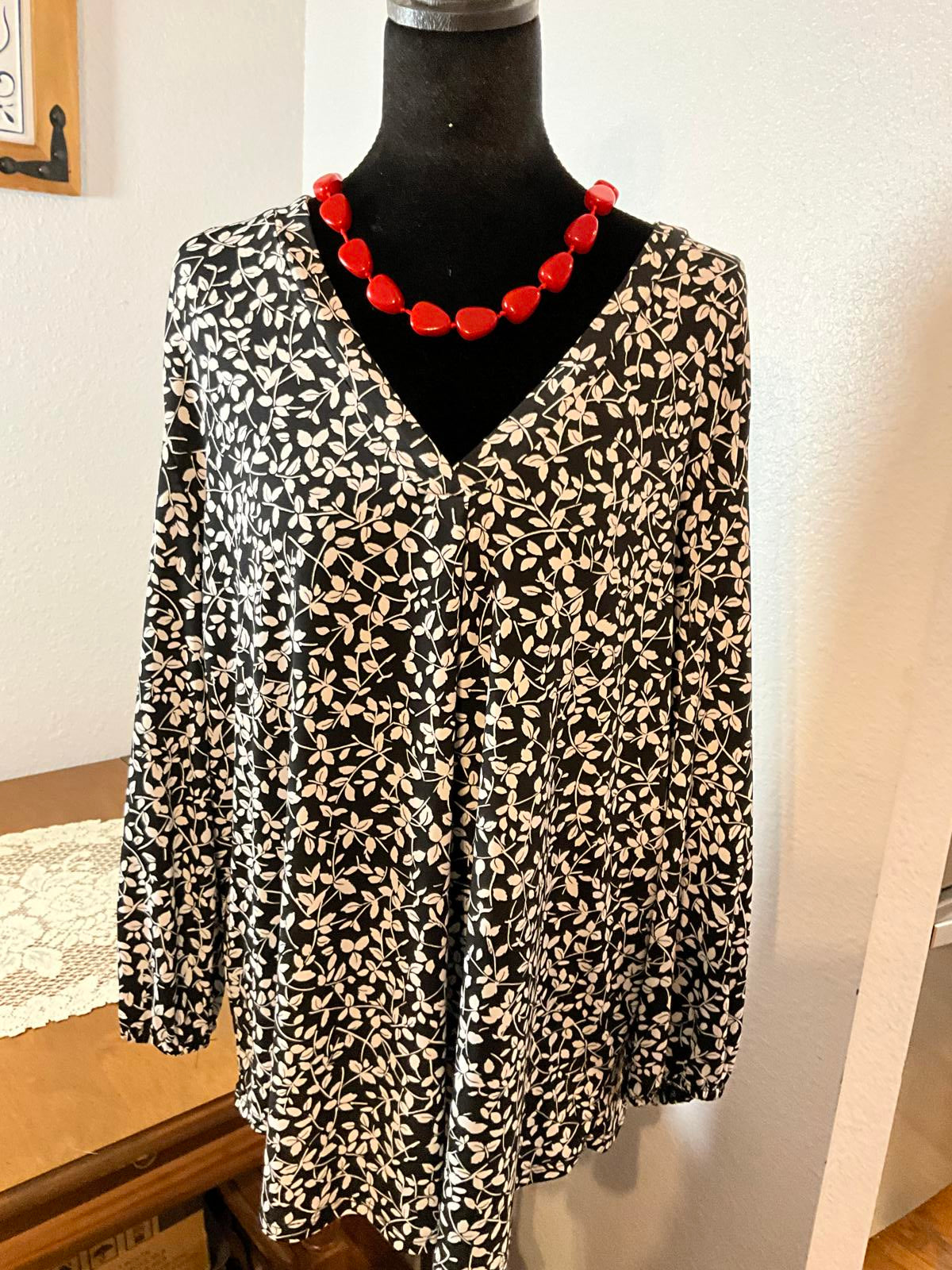 Women's XXL Black and White Leaf Print Long Sleeve V-Neck Blouse