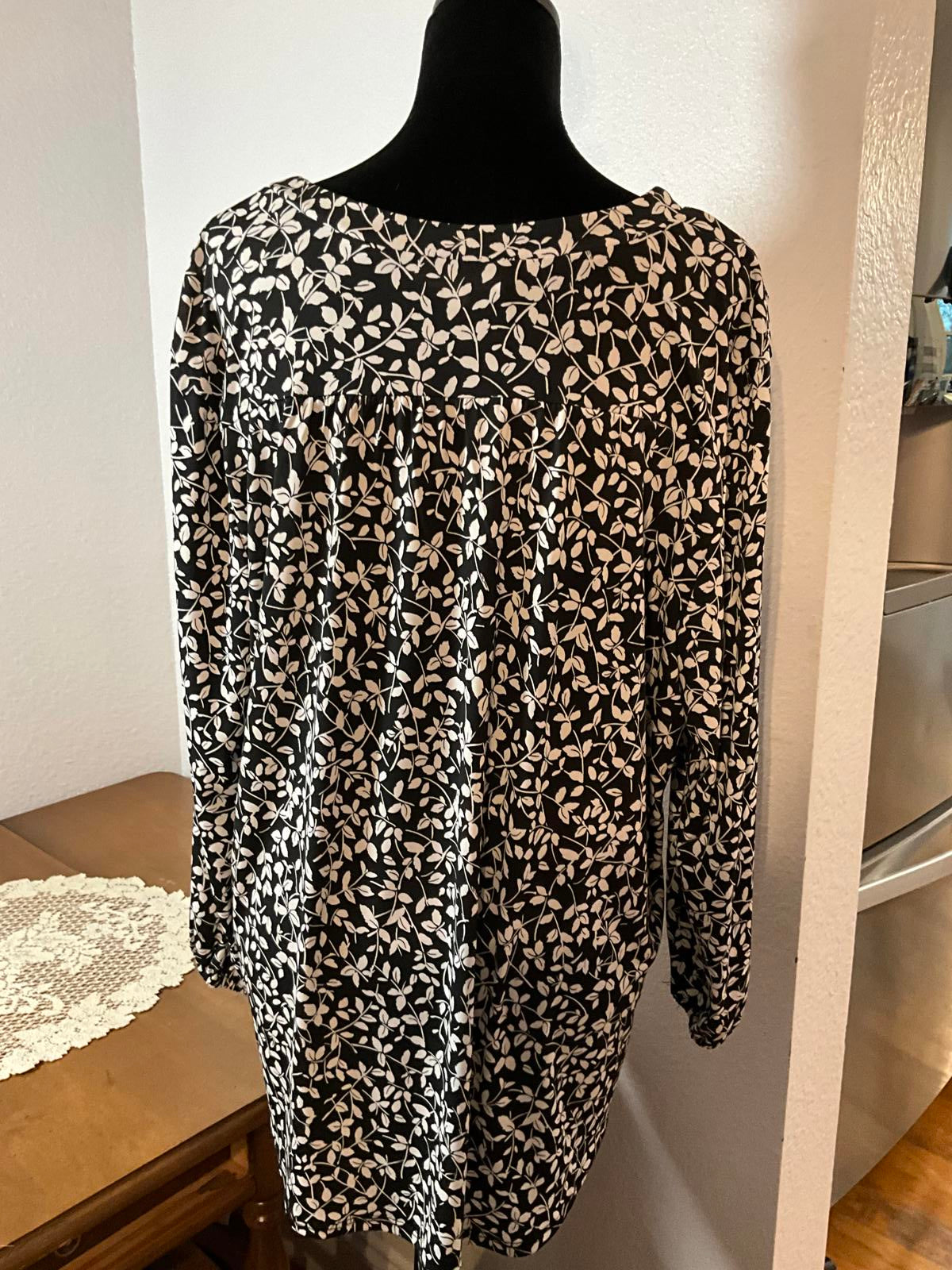 Women's XXL Black and White Leaf Print Long Sleeve V-Neck Blouse