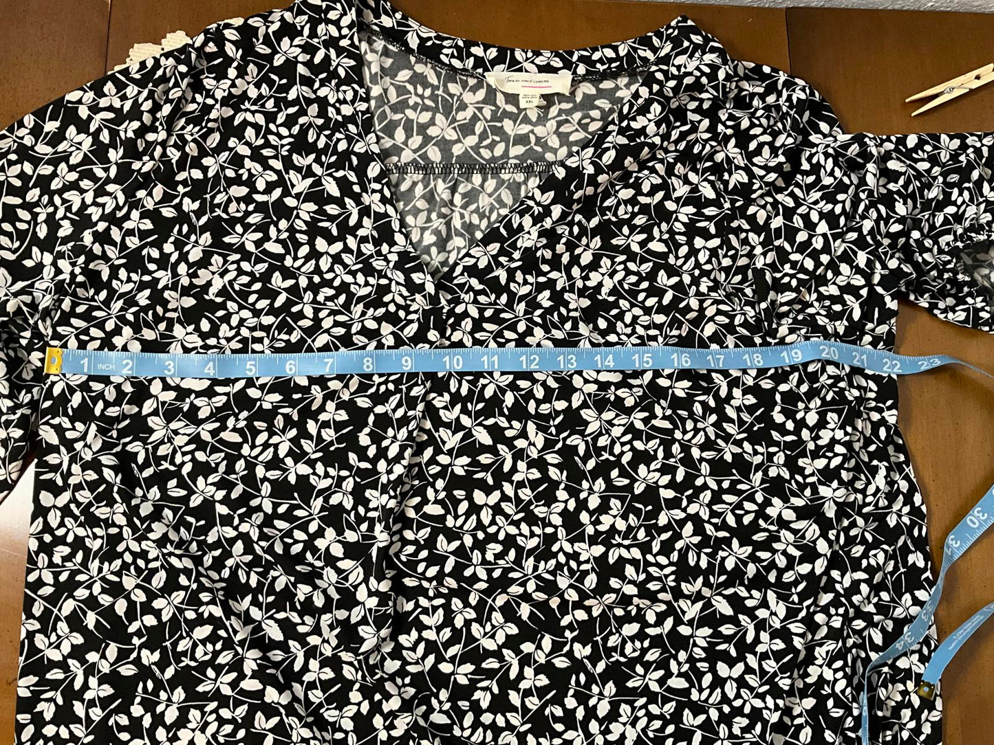 Women's XXL Black and White Leaf Print Long Sleeve V-Neck Blouse