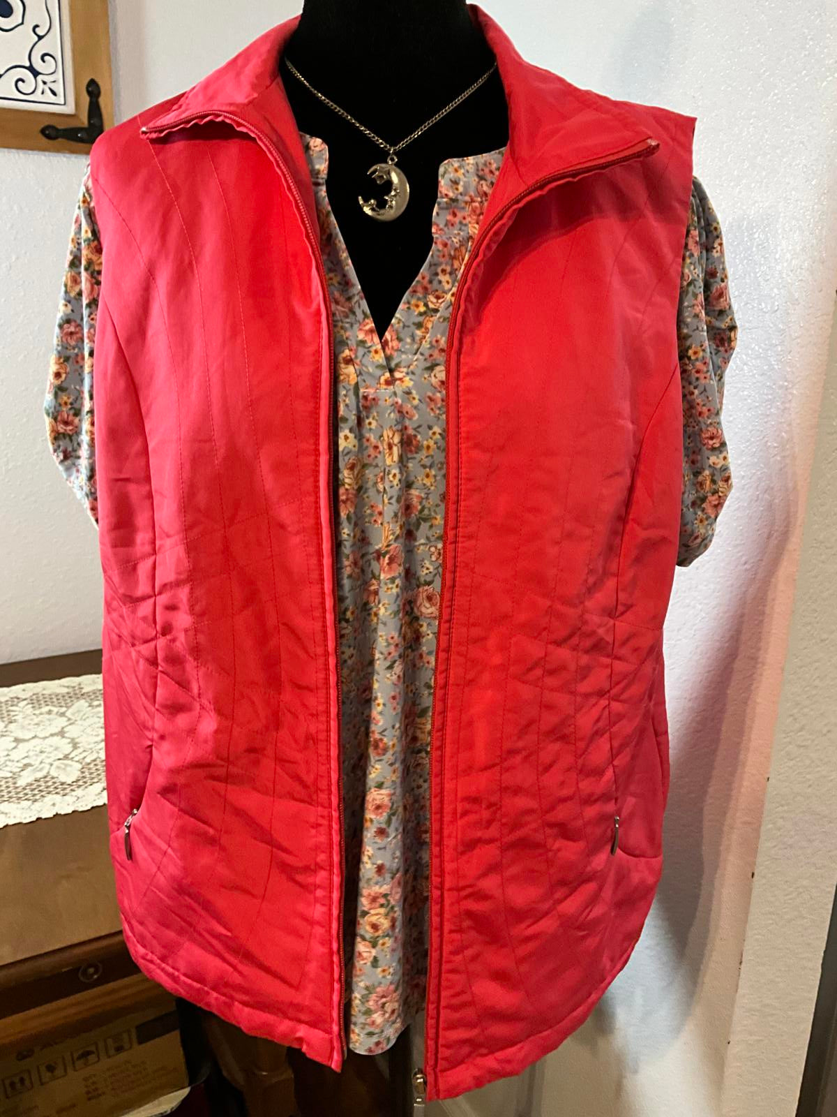 Lightweight Alison Daley S 10 Dark Pink Quilted Sleeveless Vest w Zip Pockets