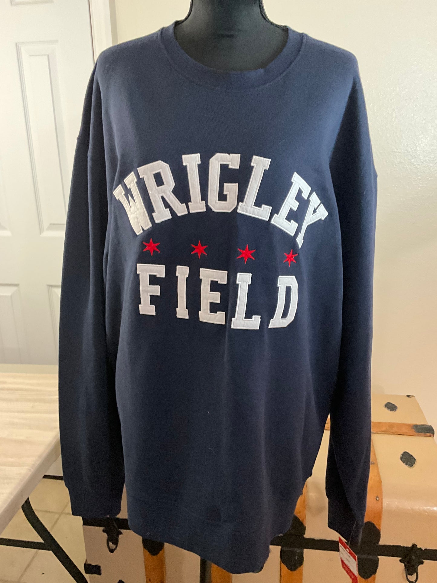 NWT wrigley field pullover XL sweatshirt bought licensed store at wrigley field unisex