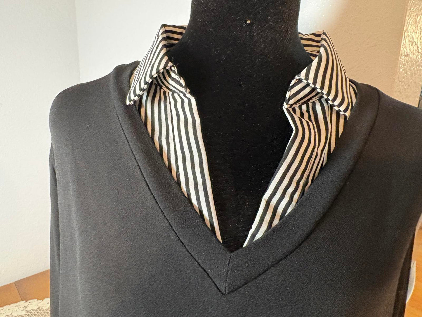 Adrianna Papell Size L Black V Neck Long Sleeve Sweater With Striped Shirt Hem